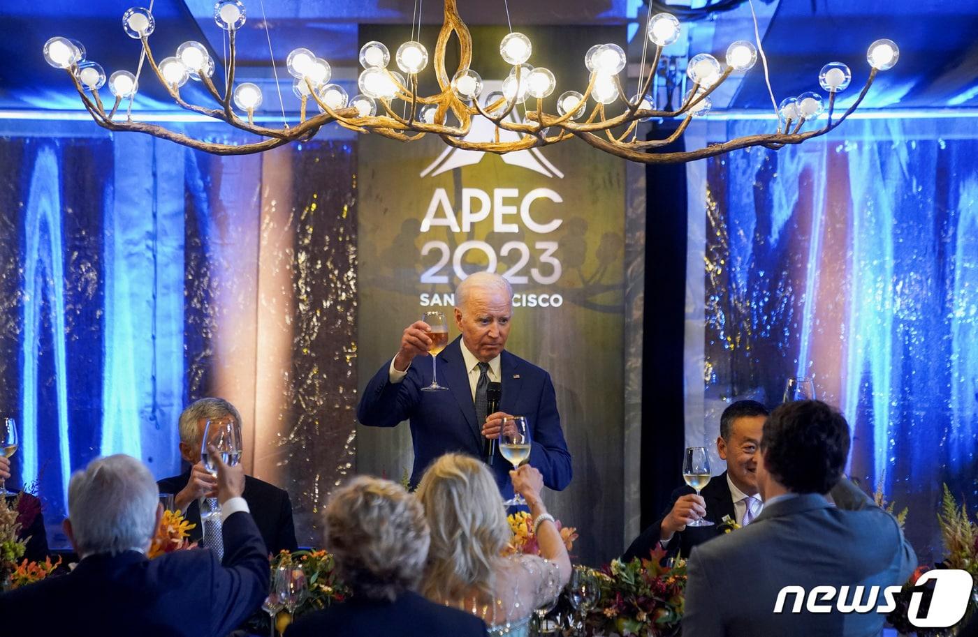 조 바이든 미국 대통령이 16일 오후(현지시간) 미국 샌프란시스코에서 열린 아시아·태평양경제협력체(APEC) 정상 만찬에서 건배를 하고 있다. ⓒ 로이터=뉴스1 ⓒ News1 안은나 기자