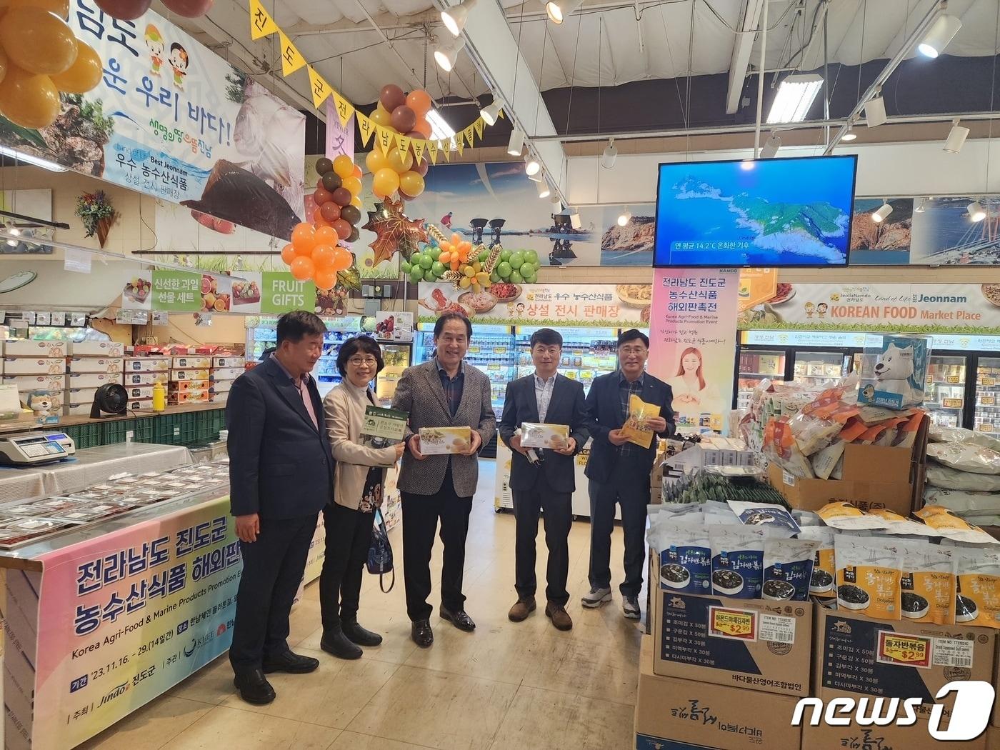 본문 이미지 - 김희수 진도군수(가운데)가 미국 현지에서 진도 농수산물의 수출협약을 체결한 뒤 관계자들과 기념사진을 찍고 있다.(진도군 제공)/뉴스1