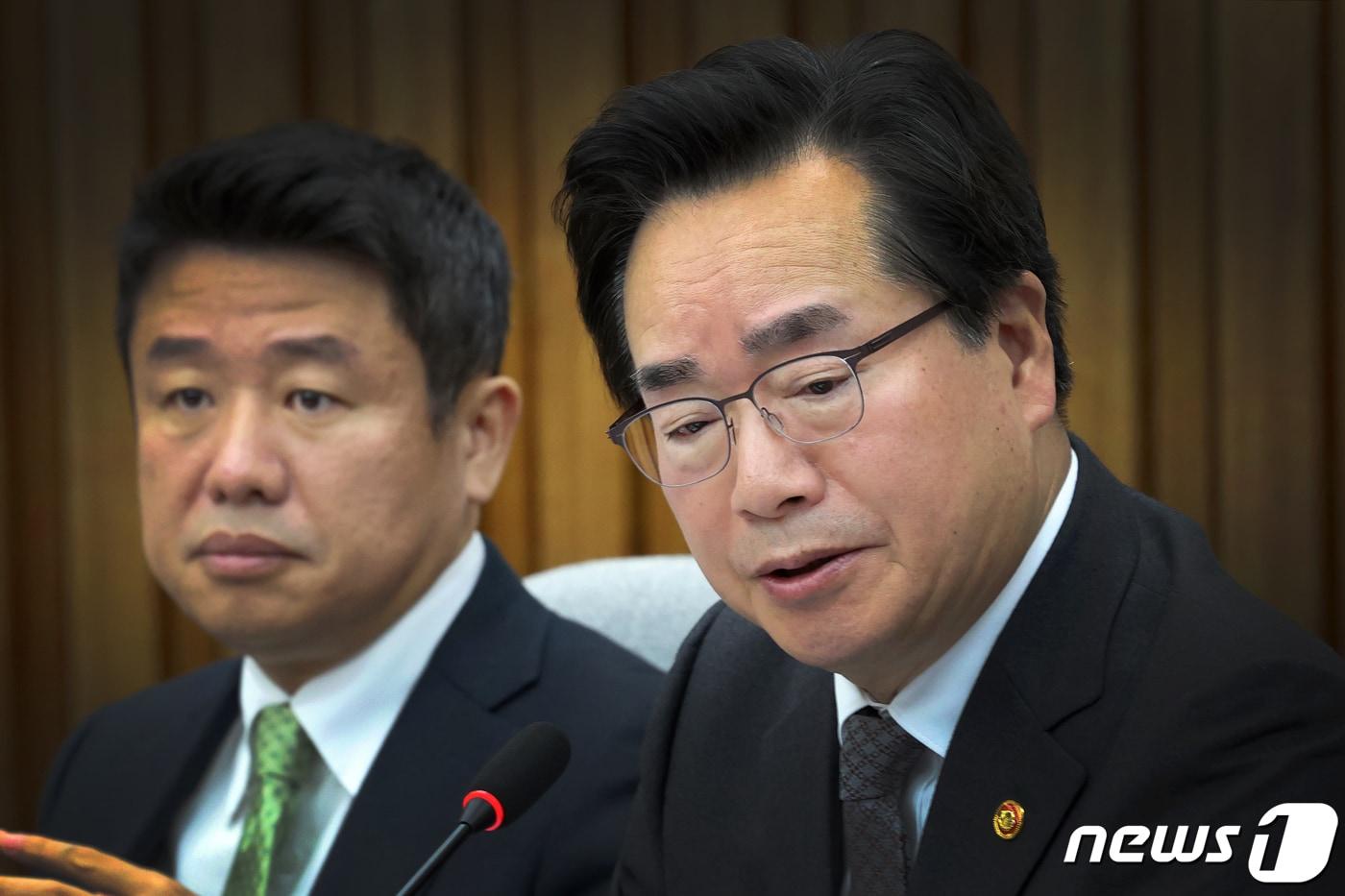 본문 이미지 - 정황근 농림축산식품부 장관이 17일 오전 서울 여의도 국회에서 열린 개 식용 종식 및 동물의료 개선 방안 민·당·정 협의회에서 모두발언을 하고 있다. 2023.11.17/뉴스1 ⓒ News1 황기선 기자