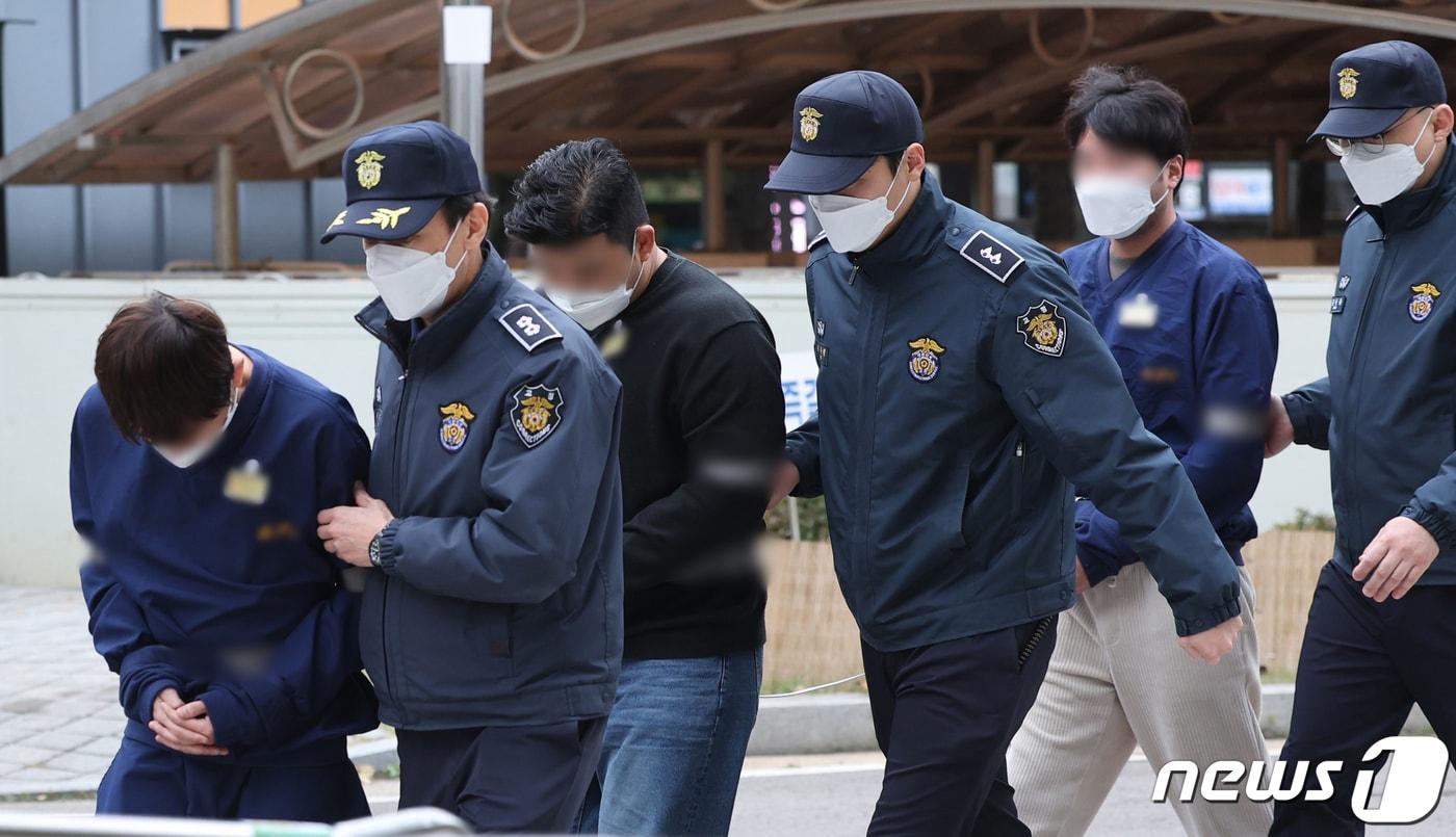 본문 이미지 - 영풍제지 불공정 거래 의혹과 관련해 자본시장법 위반 혐의를 받는 김모 씨 등 3명이 지난 11월17일 서울남부지법에서 열린 영장실질심사에 출석하고 있다. 2023.11.17/뉴스1 ⓒ News1 김진환 기자