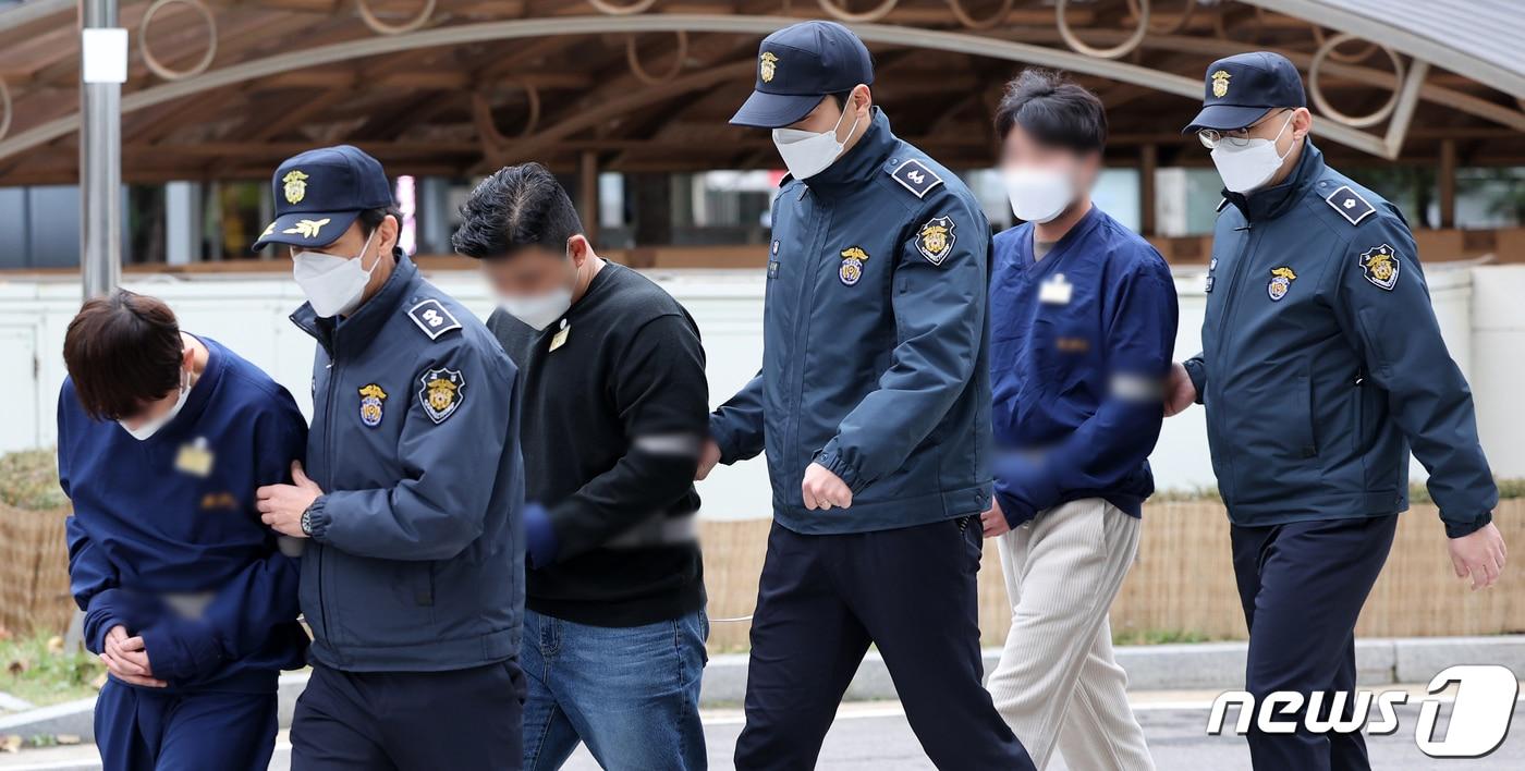 본문 이미지 - 영풍제지 불공정 거래 의혹과 관련해 자본시장법 위반 혐의를 받는 김모 씨 등 3명이 17일 오후 서울 양천구 서울남부지방법원에서 열리는 구속 전 피의자심문(영장실질심사)에 출석하고 있다. 이들은 지난해 10월부터 영풍제지 주식 약 3597만주를 시세 조종해 2789억원 상당의 부당이득을 챙긴 혐의를 받고 있다. 2023.11.17/뉴스1 ⓒ News1 김진환 기자