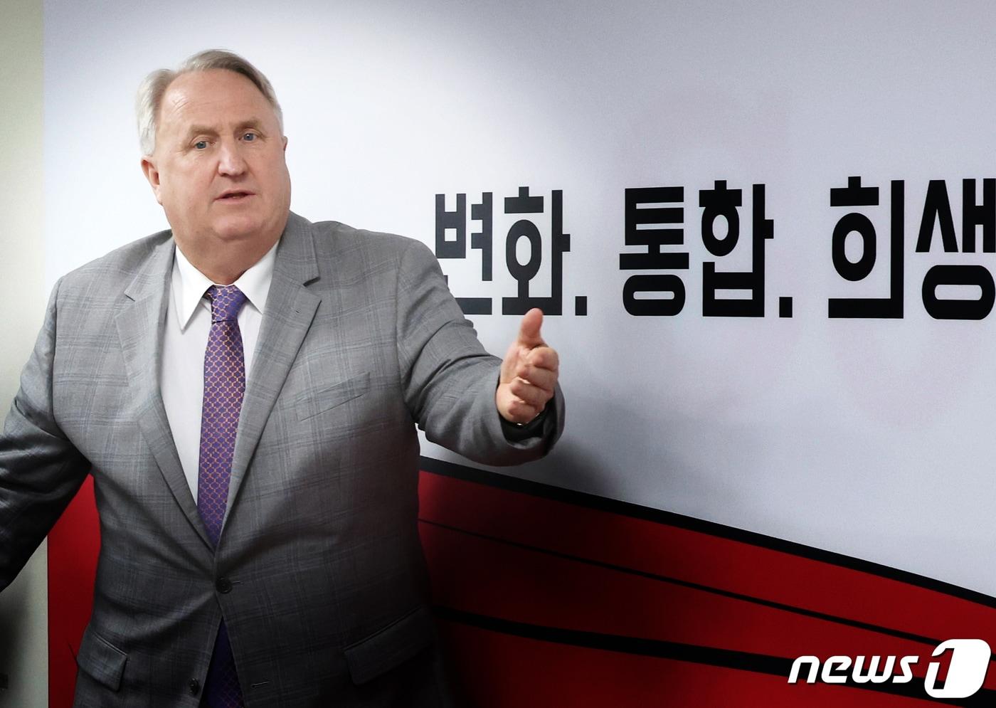 본문 이미지 - 인요한 국민의힘 혁신위원장이 17일 서울 여의도 국민의힘 당사에서 열린 제8차 혁신위원회 전체회의에 참석하고 있다. 2023.11.17/뉴스1 ⓒ News1 송원영 기자