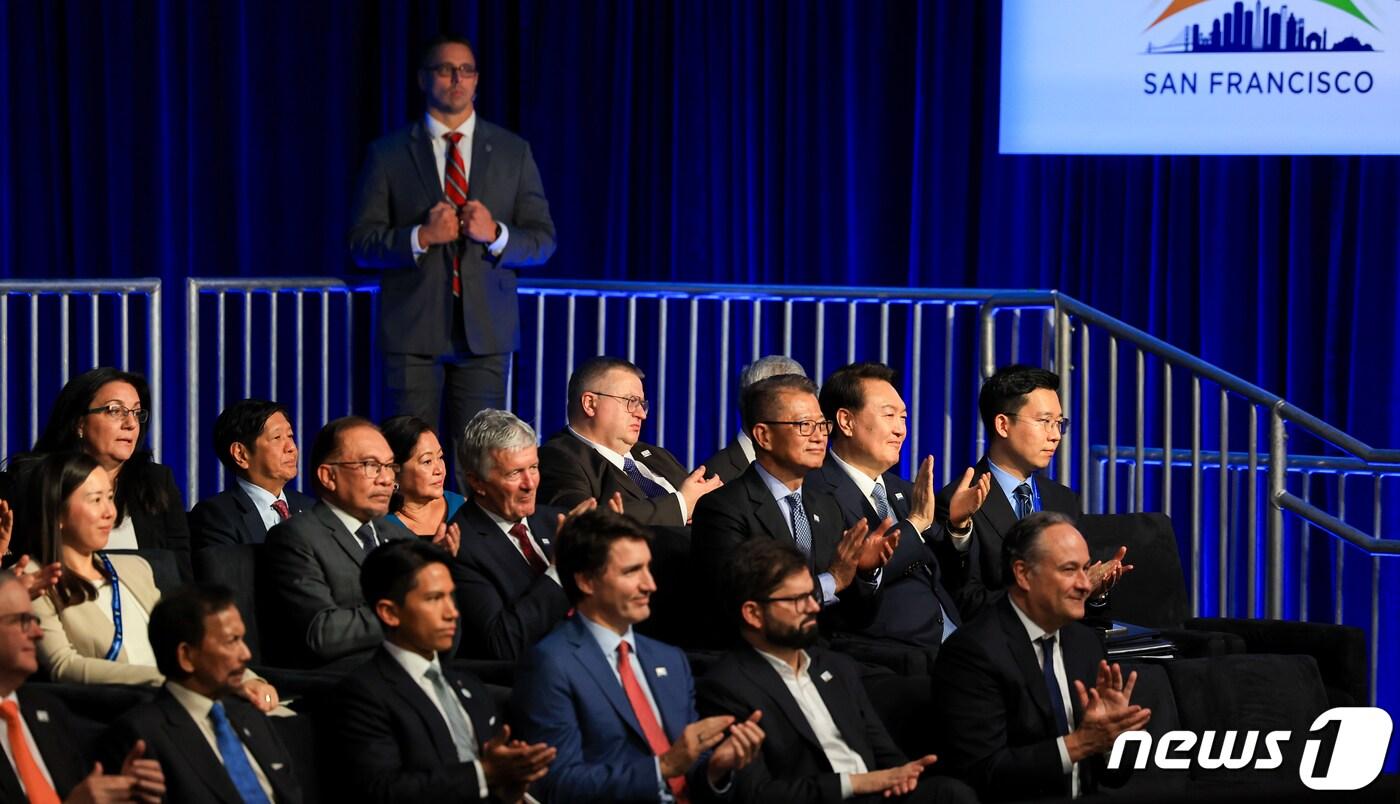 본문 이미지 - 윤석열 대통령이 지난 15일(현지시간) 미국 샌프란시스코 과학관에서 열린 아시아태평양경제협력체(APEC) 정상회의 환영 리셉션에서 각국 정상들과 함께 손뼉치고 있다. (대통령실 제공) 2023.11.16/뉴스1 ⓒ News1 안은나 기자
