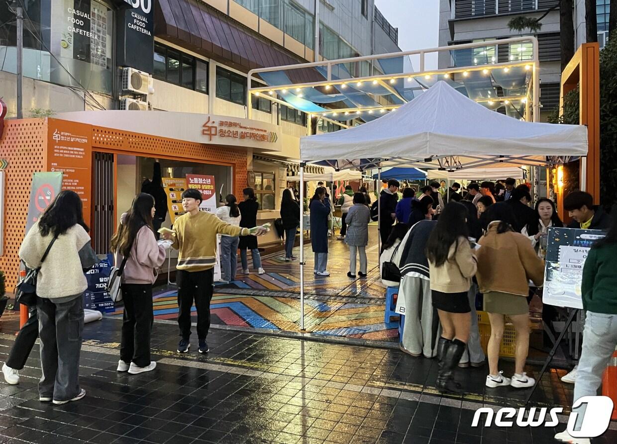본문 이미지 - 광주시가 청소년 가출 예방과 위기 청소년 보호를 위해 찾아가는 거리 상담 '아웃리치' 활동을 펼치고 있다.(광주시 제공)2023.11.17/뉴스1 