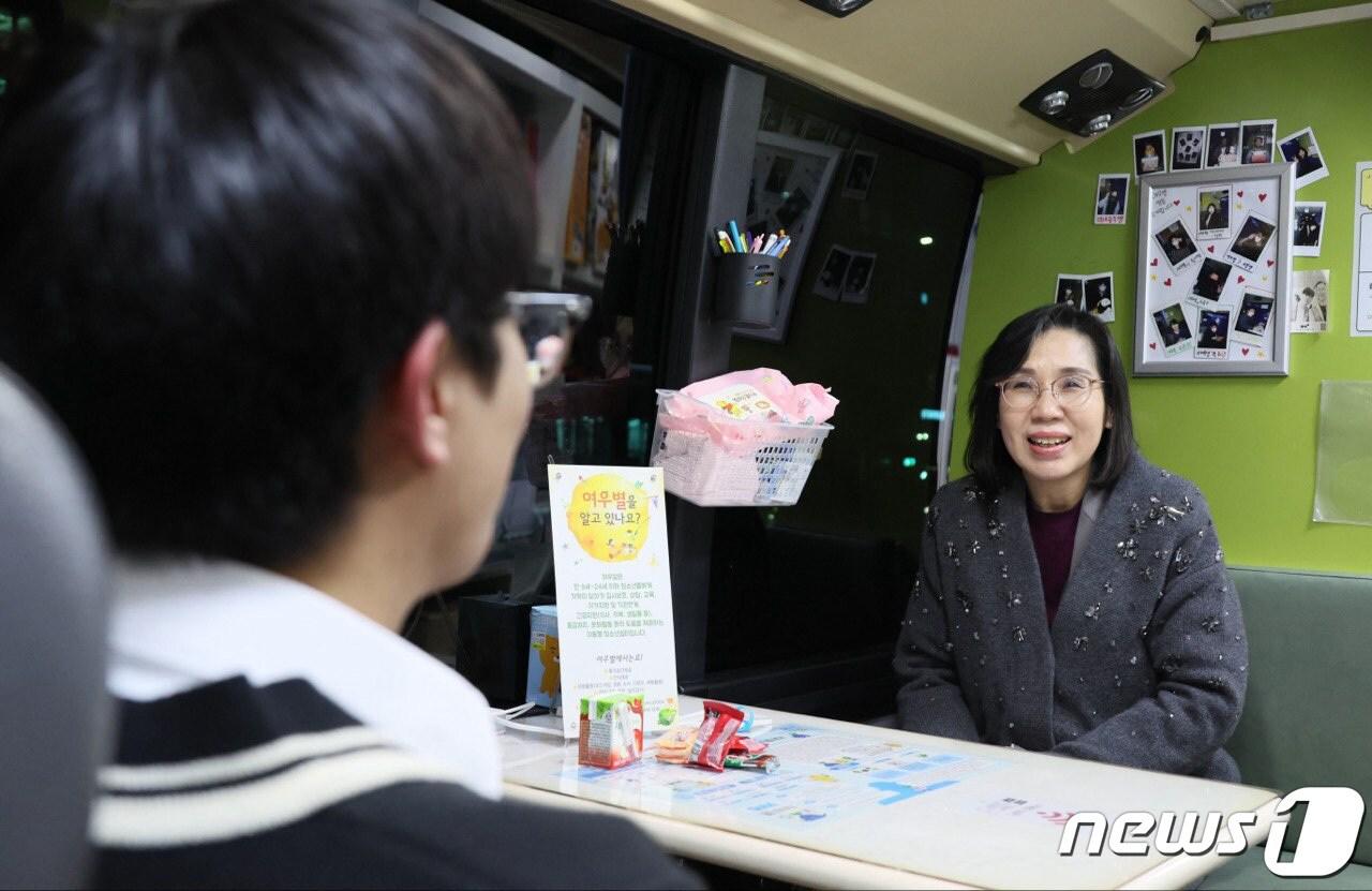 본문 이미지 - 김현숙 여성가족부 장관이 서울 노원구 노원역 인근에서 진행된 '찾아가는 거리상담' 현장을 찾아 청소년들과 대화하고 있다. (여성가족부 제공, 기사와 관련 없음) 2023.11.17/뉴스1