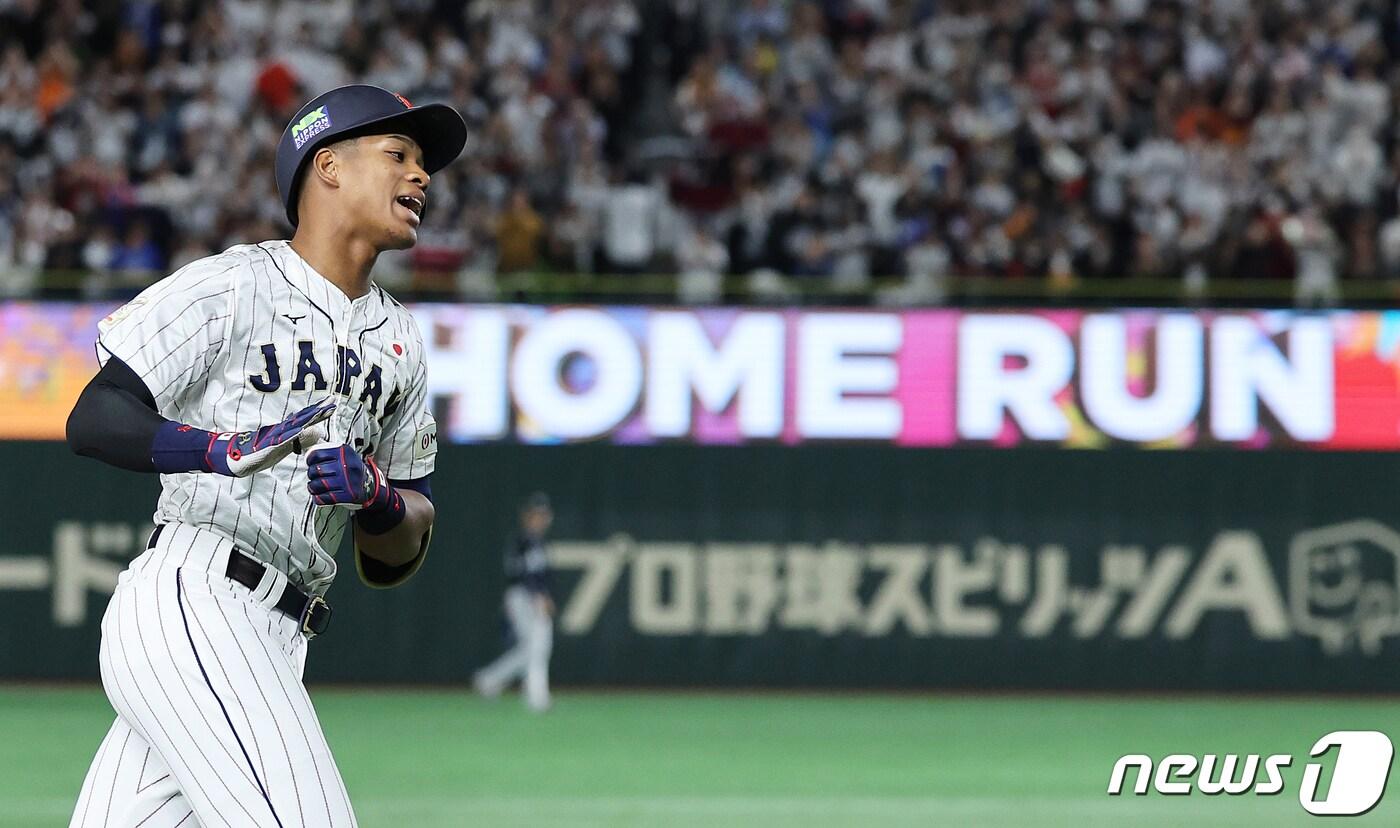 17일 오후 일본 도쿄돔에서 열린 '2023 아시아프로야구챔피언십(APBC)' 대한민국과 일본의 경기 4회말 무사 주자없는 상황, 일본 만나미가 솔로포를 친 후 그라운드를 돌고 있다. 2023.11.17/뉴스1 ⓒ News1 이재명 기자