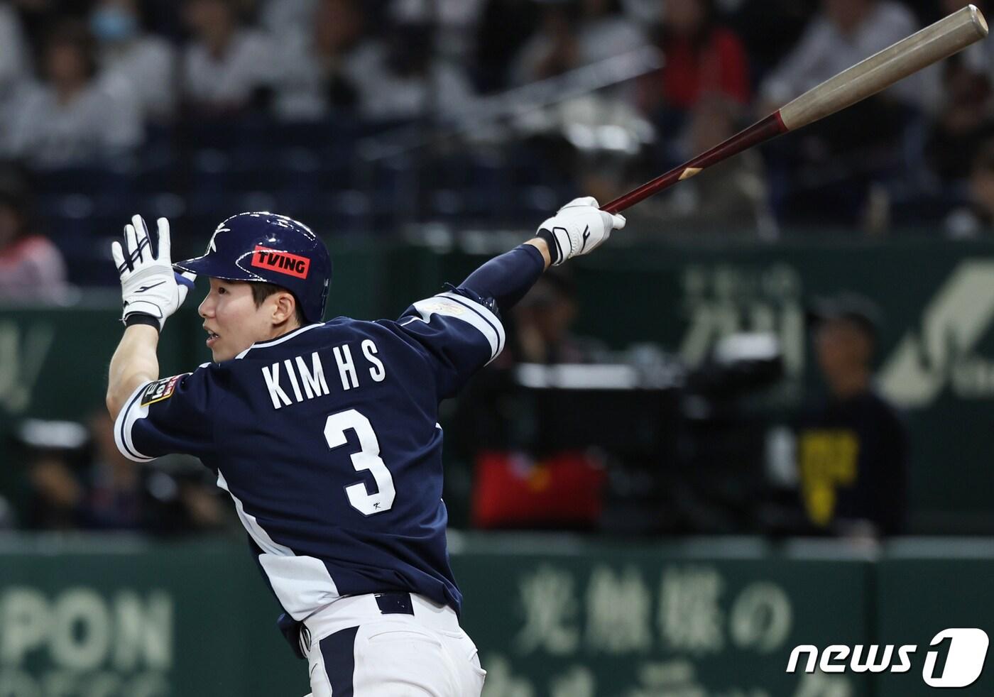 17일 오후 일본 도쿄돔에서 열린 '2023 아시아프로야구챔피언십(APBC)' 대한민국과 일본의 경기 7회말 1사 1루 상황, 대한민국 김혜성이 안타를 치고 있다. 2023.11.17/뉴스1 ⓒ News1 이재명 기자