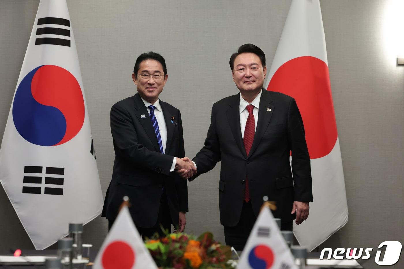 윤석열 대통령이 지난해 11월 16일 오전(현지시간) 미국 샌프란시스코의 한 호텔에서 열린 기시다 후미오 총리와의 한일 정상회담에서 기념촬영을 하고 있다. (대통령실 제공)