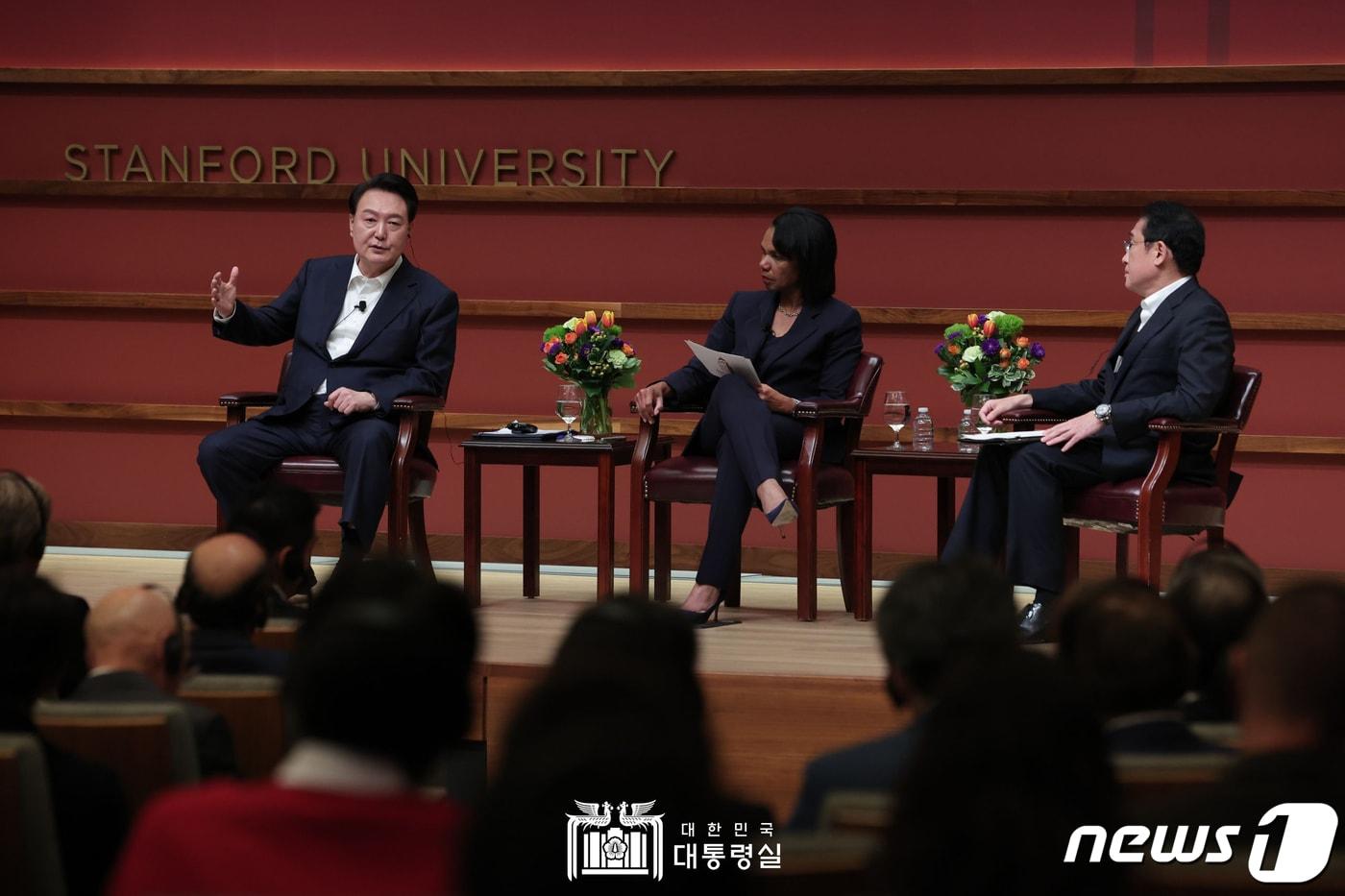 본문 이미지 - 아시아태평양경제협력체(APEC) 정상회의 참석을 위해 미국을 방문 중인 윤석열 대통령과 기시다 후미오 일본 총리가 17일(현지시간) 미국 캘리포니아주 스탠퍼드대 후버연구소에서 한일 정상 좌담회를 하고 있다. (대통령실 홈페이지) 2023.11.18/뉴스1 ⓒ News1 오대일 기자