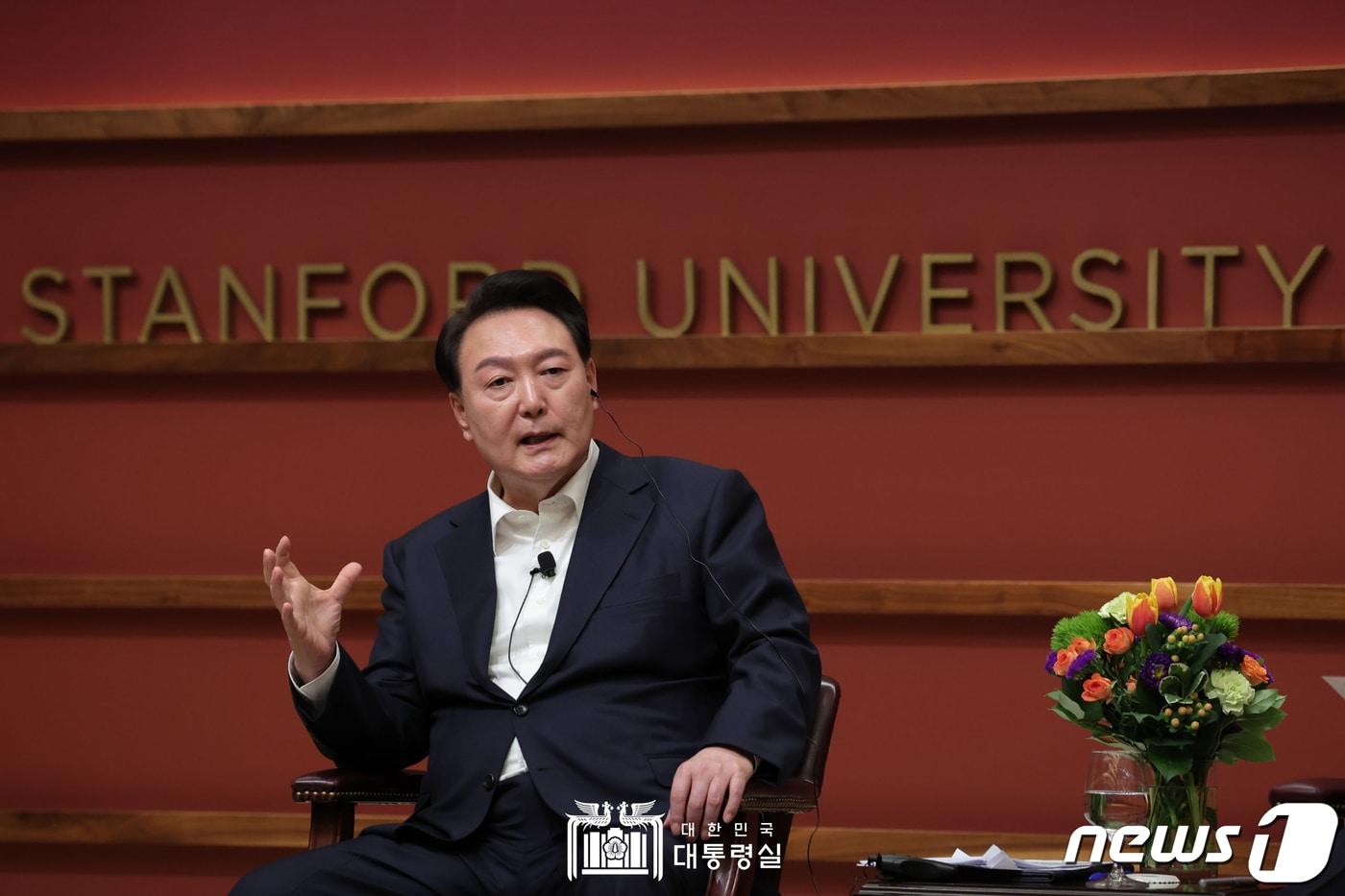 본문 이미지 - 아시아태평양경제협력체(APEC) 정상회의 참석을 위해 미국을 방문 중인 윤석열 대통령이 17일(현지시간) 미국 캘리포니아주 스탠퍼드대 후버연구소에서 열린 한일 정상 좌담회에서 모두발언을 하고 있다. (대통령실 홈페이지) 2023.11.18/뉴스1 ⓒ News1 오대일 기자