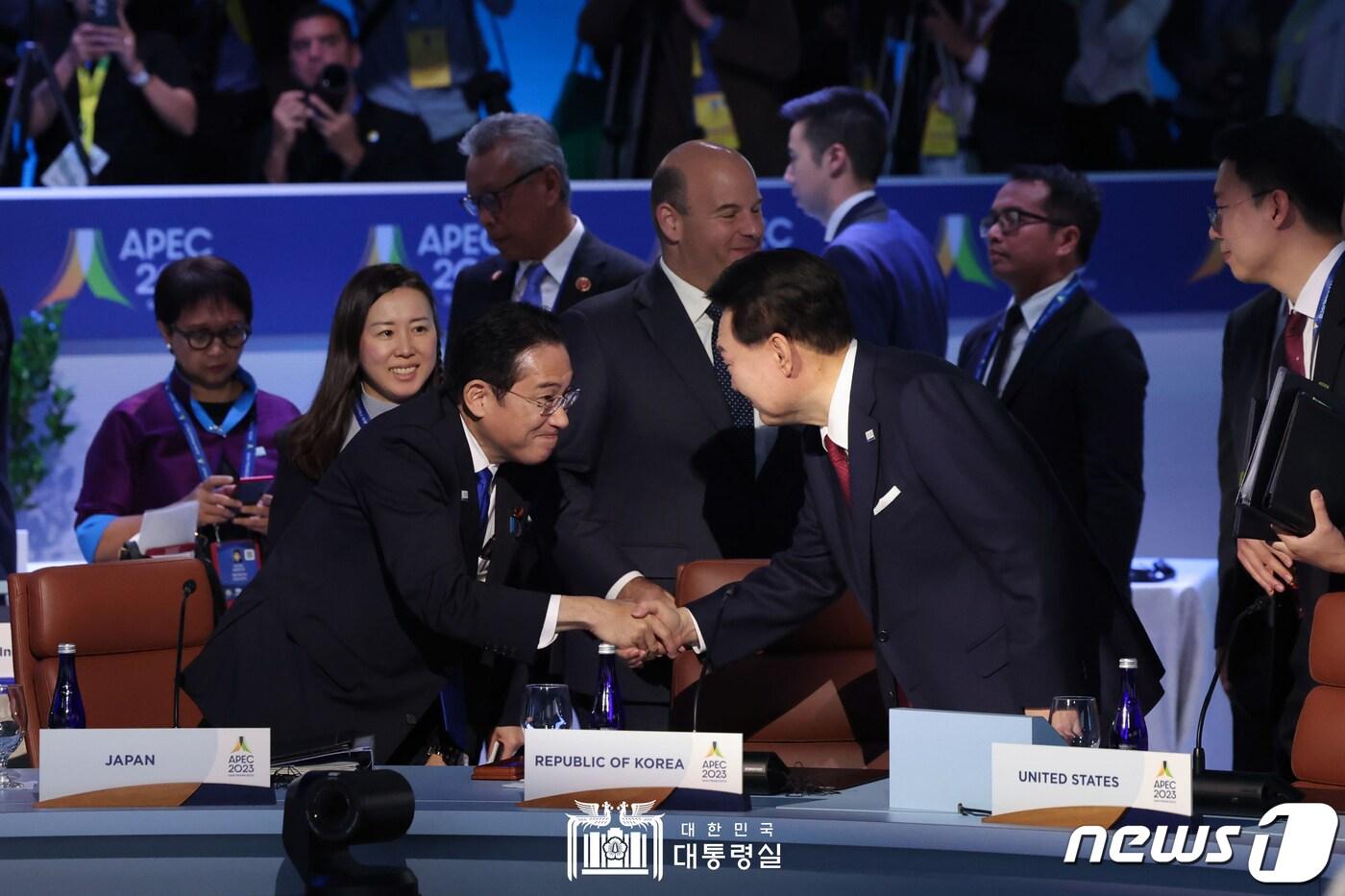 본문 이미지 - 윤석열 대통령이 17일(현지시간) 미국 샌프란시스코 모스코니센터에서 열린 아시아태평양경제협력체(APEC) 정상회의 두 번째 세션 리트리트(retreat)에서 기시다 후미오 일본 총리와 악수하고 있다. (대통령실 홈페이지) 2023.11.18/뉴스1 ⓒ News1 오대일 기자