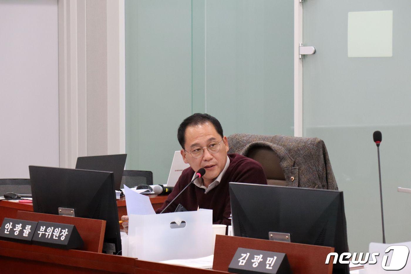 본문 이미지 - 경기도의회 안광률 의원이 최근 진행된 경기도교육청 행정사무감사에서 영양교사의 근무시간이 과다하다며, 증원이 시급하다는 점을 강조했다.(자료사진)/