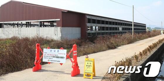 본문 이미지 - 전북지역에 첫 럼피스킨병 의심 농가가 발생한 25일 전북 부안군 백산면 한 농가 일대가 통제되고 있다. 2023.10.25/뉴스1 ⓒ News1 유경석 기자