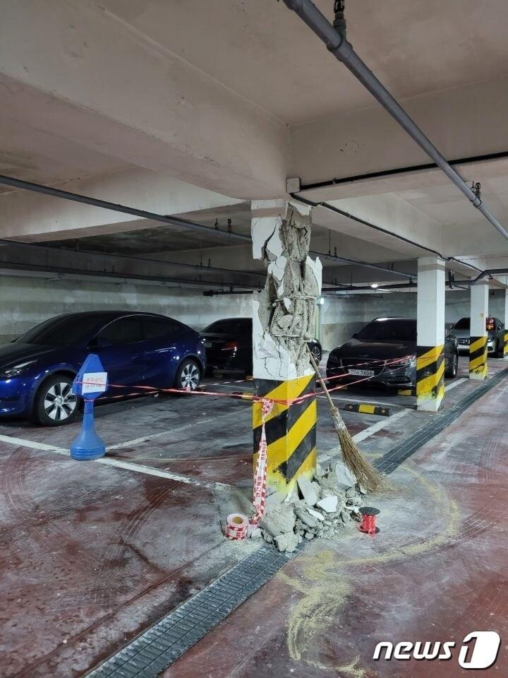 본문 이미지 - 경기 고양시 일산의 한 아파트 지하주차장의 기둥 한 곳이 파열돼 긴급 보강공사를 한 모습. (고양시 제공)