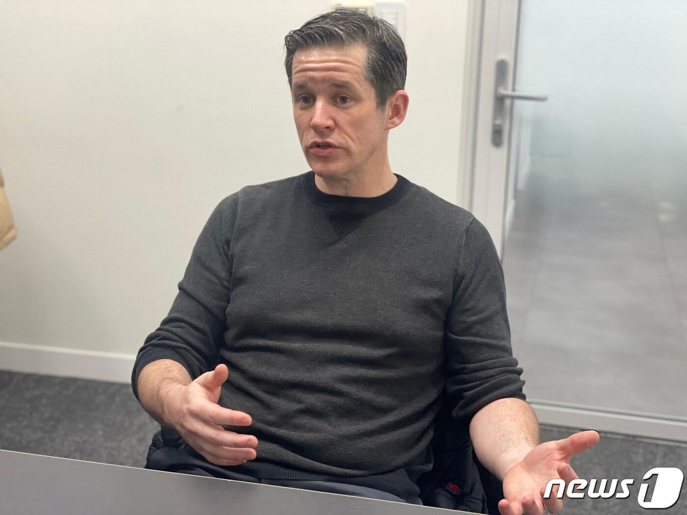 본문 이미지 - 데이비드 월린스키 앱토스가 16일 서울 강남구에 위치한 크로스앵글 본사에서 <뉴스1>과 인터뷰를 진행하고 있다.. (크로스앵글 사진 제공)