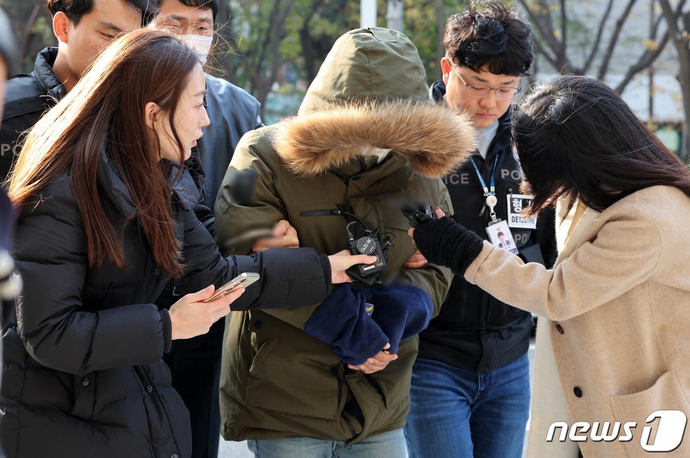 본문 이미지 - 금전 문제로 의붓어머니를 살해한 뒤 친아버지 고향에 시신을 암매장한 혐의를 받는 40대 남성 배모씨가 19일 서울 양천구 서울남부지방법원에서 열린 구속 전 피의자 심문(영장실질심사)에 출석하고 있다. 배씨는 지난달 19일 오후 서울 영등포구의 의붓어머니 70대 이모씨 집에서 금전 문제로 다투다가 그를 목 졸라 살해한 뒤 경북 예천의 한 하천 갈대밭 주변에 암매장한 혐의를 받는다. 2023.11.19/뉴스1 ⓒ News1 김성진 기자