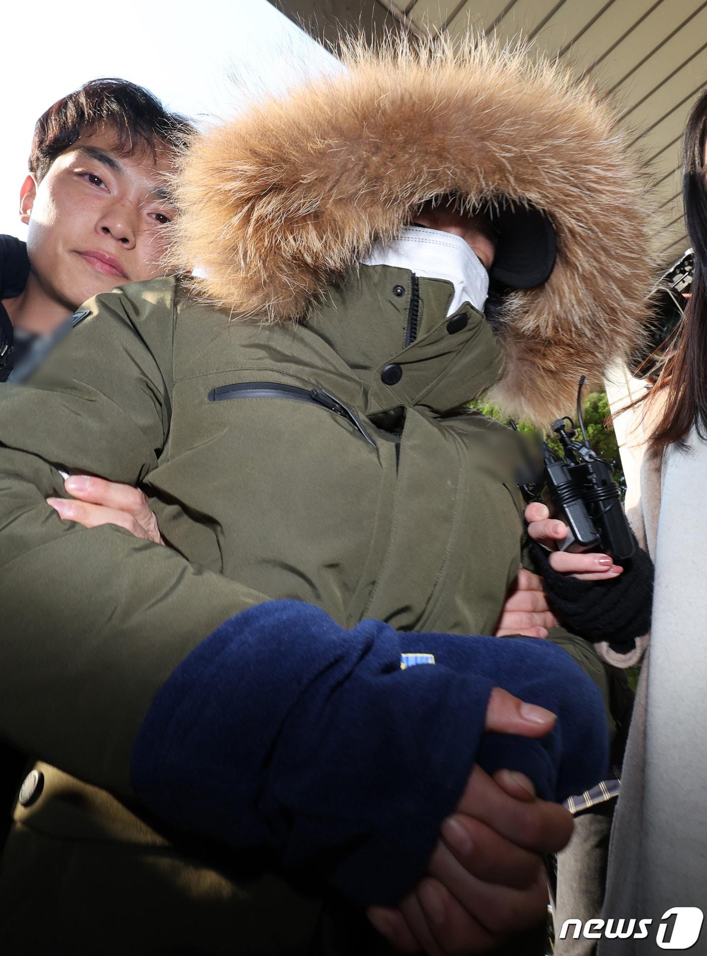 본문 이미지 - 금전 문제로 의붓어머니를 살해한 뒤 친아버지 고향에 시신을 암매장한 혐의를 받는 40대 남성 배모씨가 19일 서울 양천구 서울남부지방법원에서 열린 구속 전 피의자 심문(영장실질심사)에 출석하고 있다. 2023.11.19/뉴스1 ⓒ News1 김성진 기자