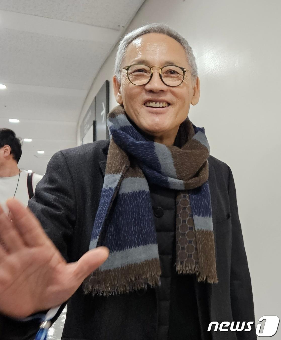 본문 이미지 - 유인촌 문화체육관광부 장관이 리그오브레전드 월드 챔피언십(롤드컵) 결승전 현장에서 취재진과 인사를 나누는 모습 2023.11.19/뉴스1 ⓒ News1 박소은 기자