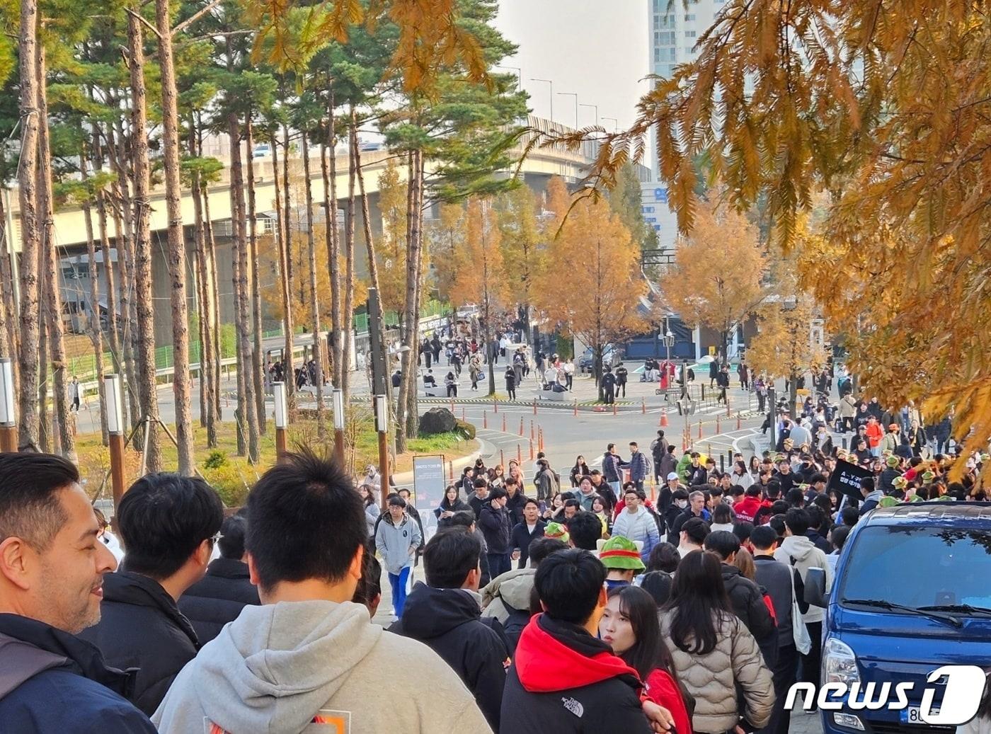 본문 이미지 - 19일 리그오브레전드 월드 챔피언십(롤드컵) 결승전이 열리는 서울 고척 스카이돔에서 팬들이 입장을 위해 줄을 서고 있다. 2023.11.19/뉴스1 ⓒ News1 박소은 기자