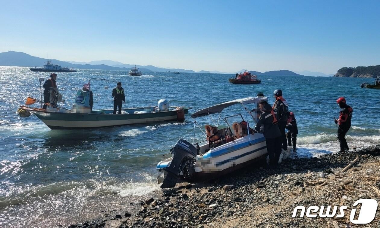 본문 이미지 - 19일 오전 창원시 소쿠리섬 해안에 0.6톤짜리 모터모트가 좌주돼 해경이 배수를 지원하고 있다.(창원해경 제공)