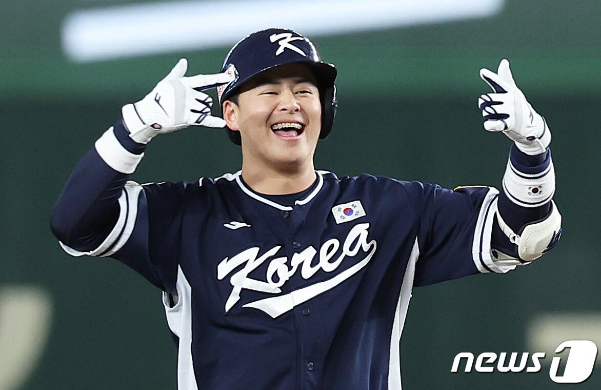 본문 이미지 - 19일 오후 일본 도쿄돔에서 열린 '2023 아시아프로야구챔피언십(APBC)' 결승전 대한민국과 일본의 경기 3회초 1사 1,2루 상황, 대한민국 노시환이 2타점 적시타를 친 후 기뻐하고 있다. 2023.11.19/뉴스1 ⓒ News1 이재명 기자