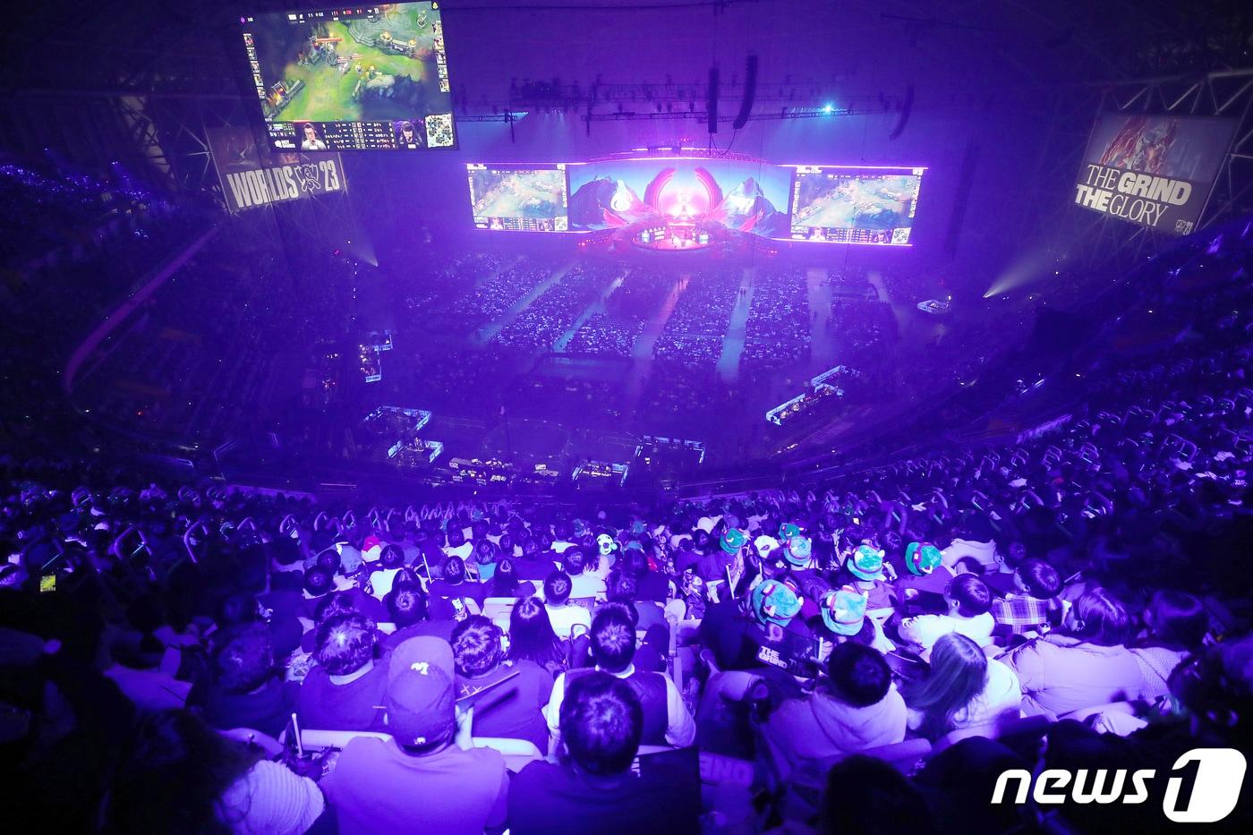 2023리그오브레전드 월드 챔피언쉽 결승전이 열린 19일 서울 구로구 고척스카이돔에서 한국선수단 T1 과 중국선수단 웨이보 게이밍 선수들이 경기를 펼치고 있다. 2023.11.19/뉴스1 ⓒ News1 사진공동취재단