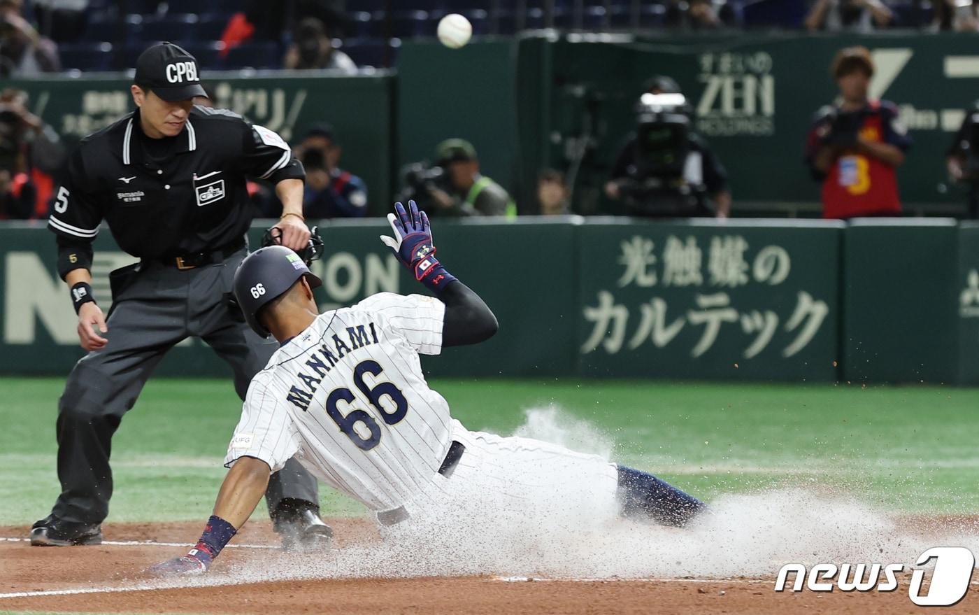 19일 오후 일본 도쿄돔에서 열린 '2023 아시아프로야구챔피언십(APBC)' 결승전 대한민국과 일본의 경기 6회말 1사 3루 상황, 일본 사토 타격때 3루주자 만나비가 홈으로 쇄도하고 있다. 2023.11.19/뉴스1 ⓒ News1 이재명 기자