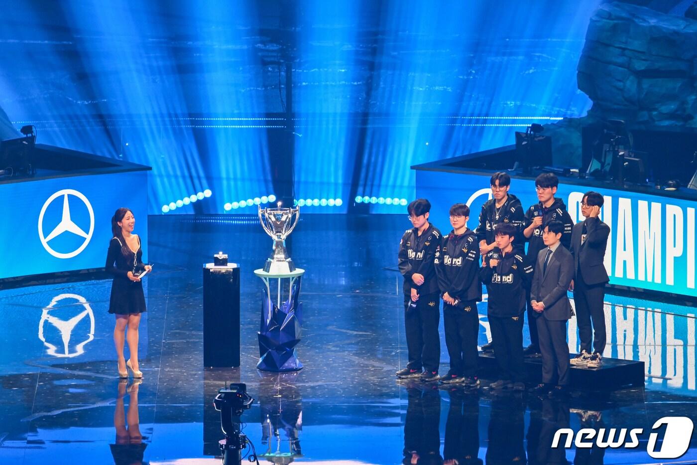 본문 이미지 - '2023 리그오브레전드 월드 챔피언십' 결승전이 열린 지난 19일 서울 구로구 고척스카이돔에서 경기가 끝난 후 T1이 우승 인터뷰를 하고 있다. 2023.11.19/뉴스1 ⓒ News1 사진공동취재단