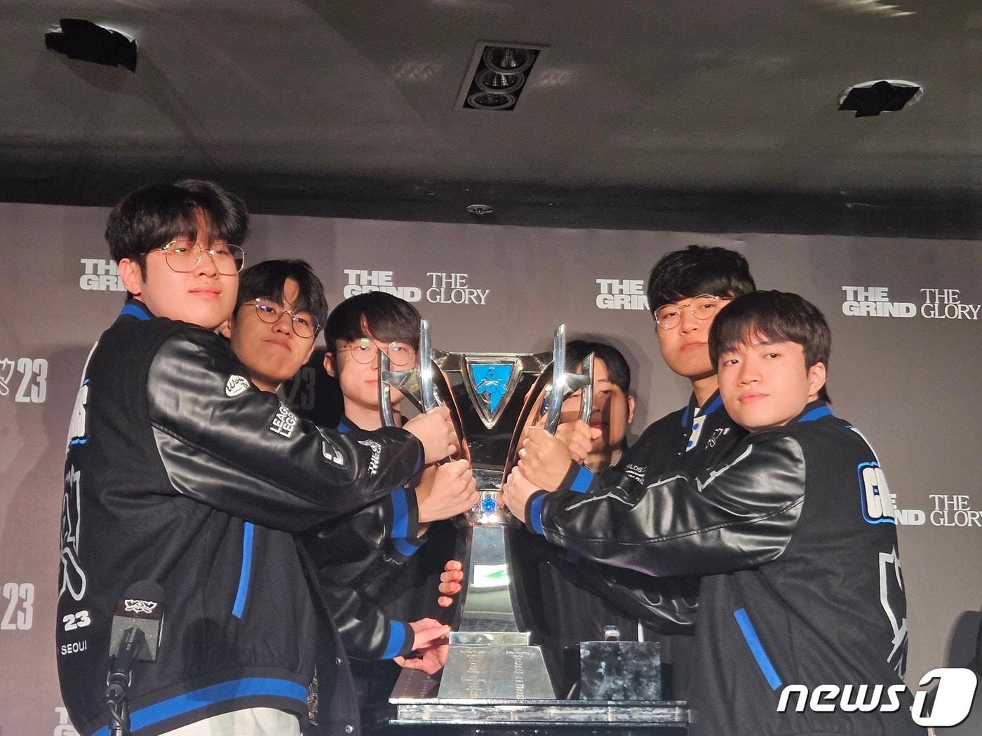 본문 이미지 - 리그오브레전드(LoL·롤) 월드 챔피언십(월즈·롤드컵) 경기를 마친 후 트로피를 들어올리는 T1 선수들. 2023.11.19/뉴스1 ⓒ News1 박소은 기자