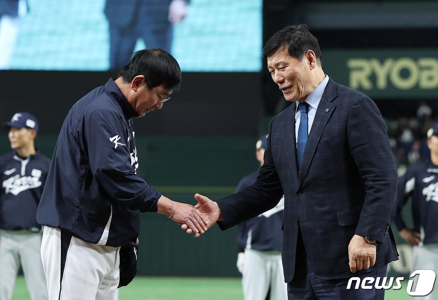 본문 이미지 - 허구연 한국야구위원회 총재(오른쪽)와 류중일 야구대표팀 감독이 19일 오후 일본 도쿄돔에서 열린 '2023 아시아프로야구챔피언십(APBC)' 시상식에서 악수를 하고 있다. 2023.11.19/뉴스1 ⓒ News1 이재명 기자