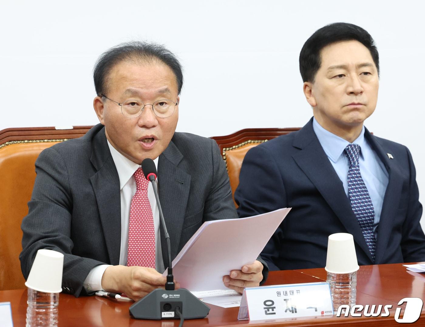 본문 이미지 - 윤재옥 국민의힘 원내대표가 2일 서울 여의도 국회에서 열린 최고위원회의에서 발언을 하고 있다. 2023.11.2/뉴스1 ⓒ News1 송원영 기자