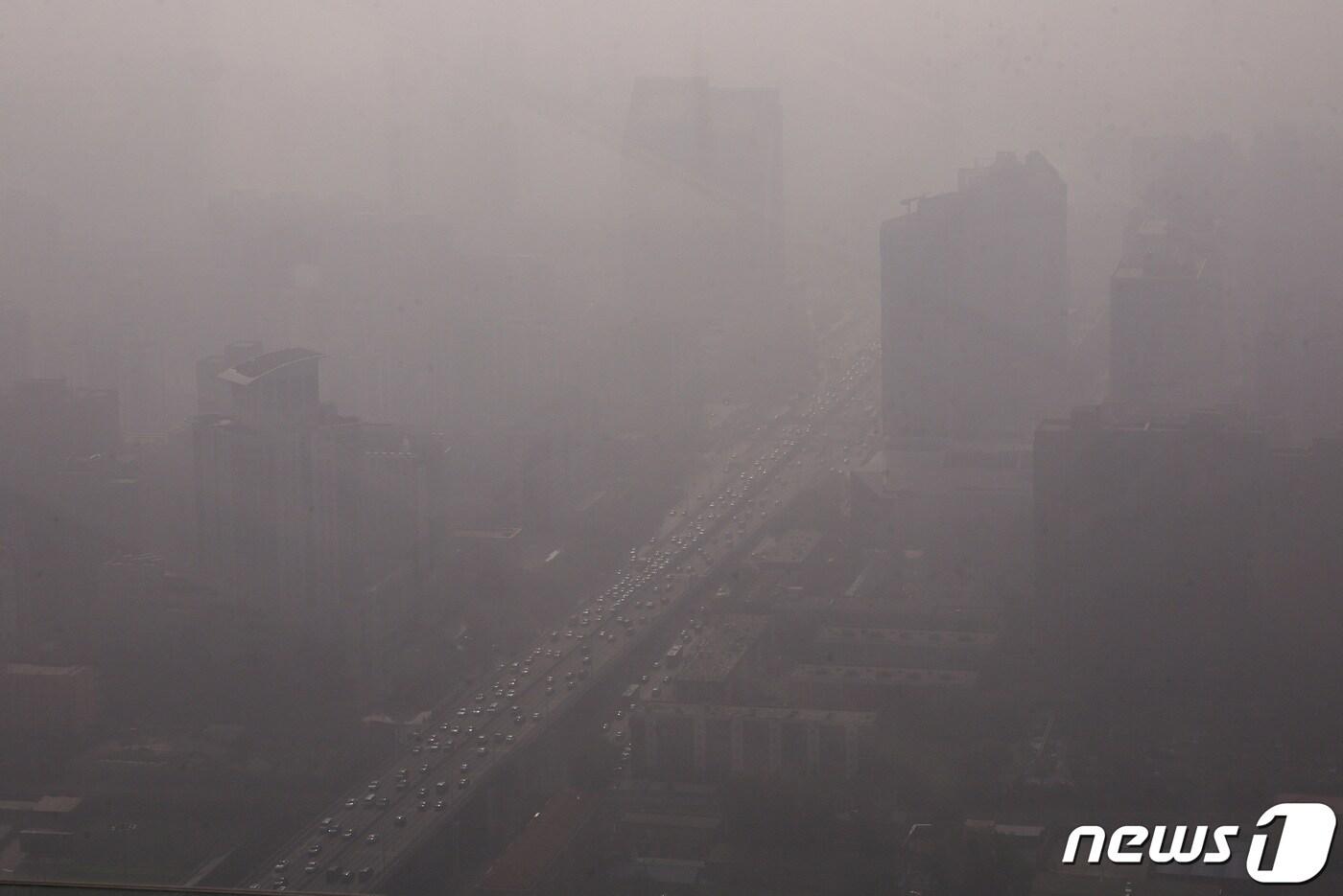 본문 이미지 - 1일 스모그로 베이징 중앙금융구가 한치 앞도 보이지 않고 있다. ⓒ 로이터=뉴스1 ⓒ News1 박형기 기자