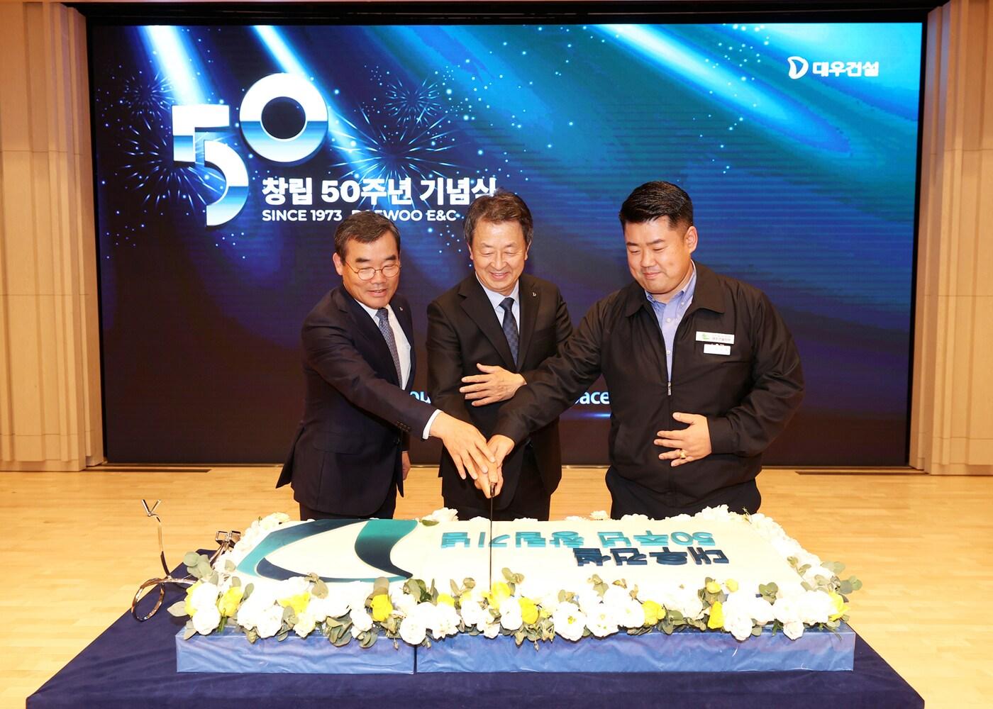 본문 이미지 - 대우건설 창립50주년 기념식에 참석한 (왼쪽부터)김보현 부사장, 백정완 사장, 심상철 노조위원장.(대우건설 제공)