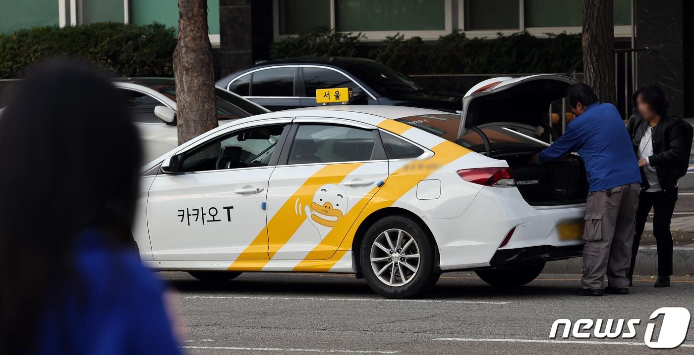 서울 중구 서울역 택시 승강장에 정차한 카카오 택시. 2023.11.2/뉴스1 ⓒ News1 김진환 기자