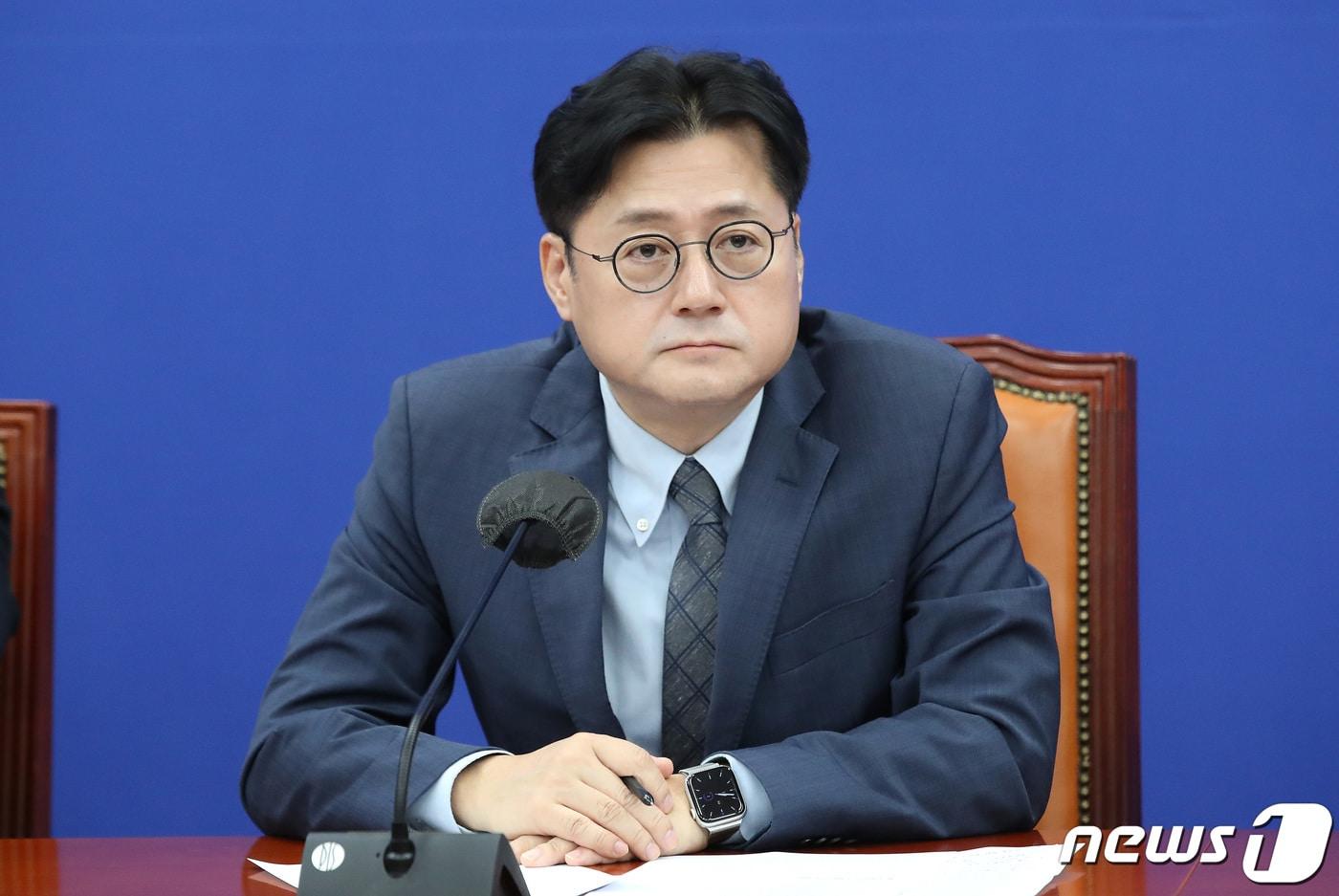 본문 이미지 - 홍익표 더불어민주당 원내대표가 2일 오전 서울 여의도 국회에서 열린 정책조정회의에 참석해 자리하고 있다. 2023.11.2/뉴스1 ⓒ News1 임세영 기자