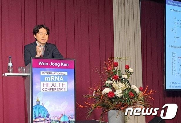 본문 이미지 - 최원종 옴니아메드 대표가 1일(현지시간) 독일 베를린에서 개최된 '제11회 국제 mRNA 컨퍼런스'(International mRNA Health Conference)에서 발표를 하고 있다./옴니아메드 제