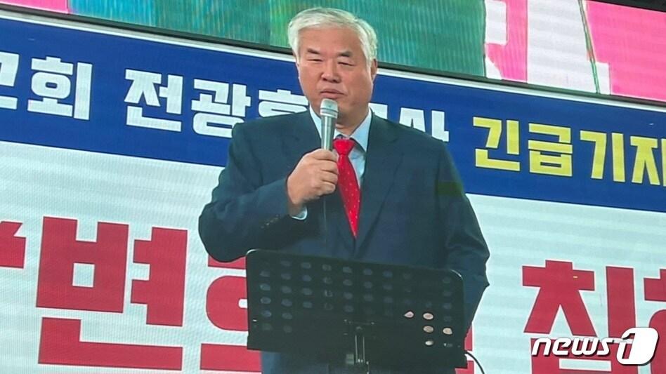 본문 이미지 - 2일 서울 성북구 사랑제일교회 앞에서 전광훈 목사가 발언하고 있다. 2023.11.02 ⓒ 뉴스1