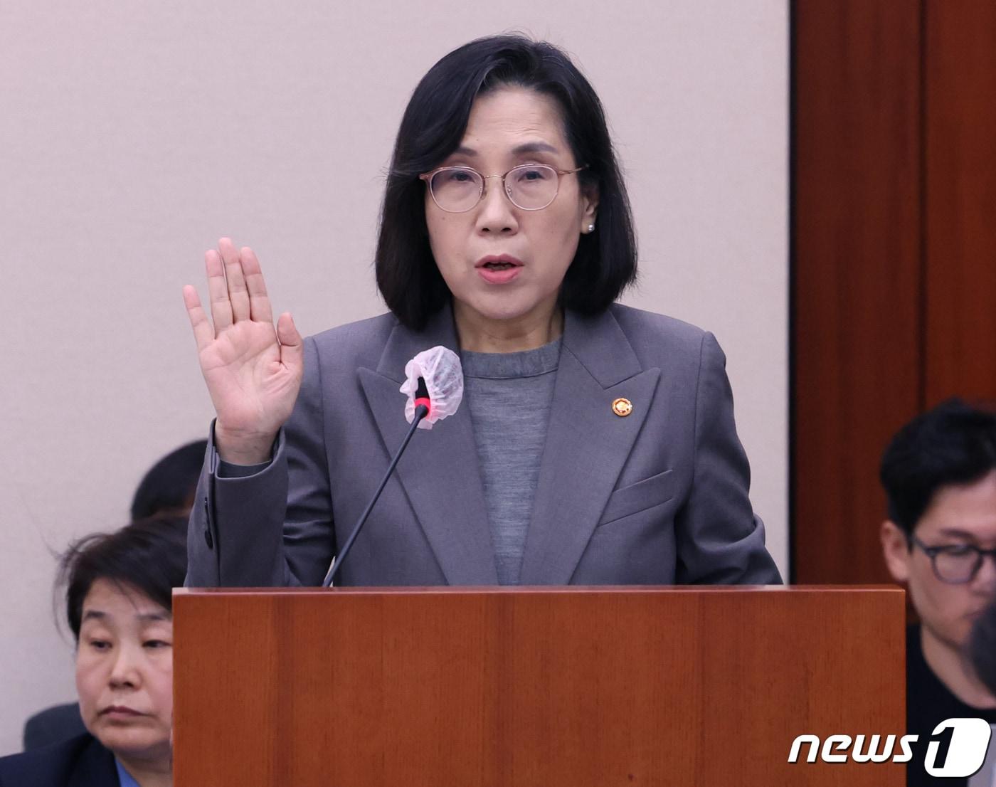 본문 이미지 - 김현숙 여성가족부 장관이 2일 서울 여의도 국회에서 열린 여성가족위원회의 여성가족부에 대한 국정감사에서 선서를 하고 있다. 2023.11.2/뉴스1 ⓒ News1 송원영 기자