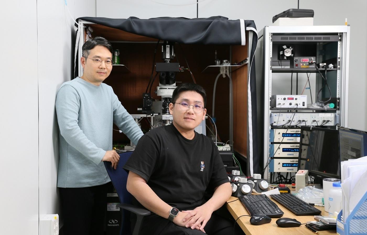 유니스트 생명과학과 김재익(왼쪽) 교수, 김현진 연구원.(유니스트 제공)