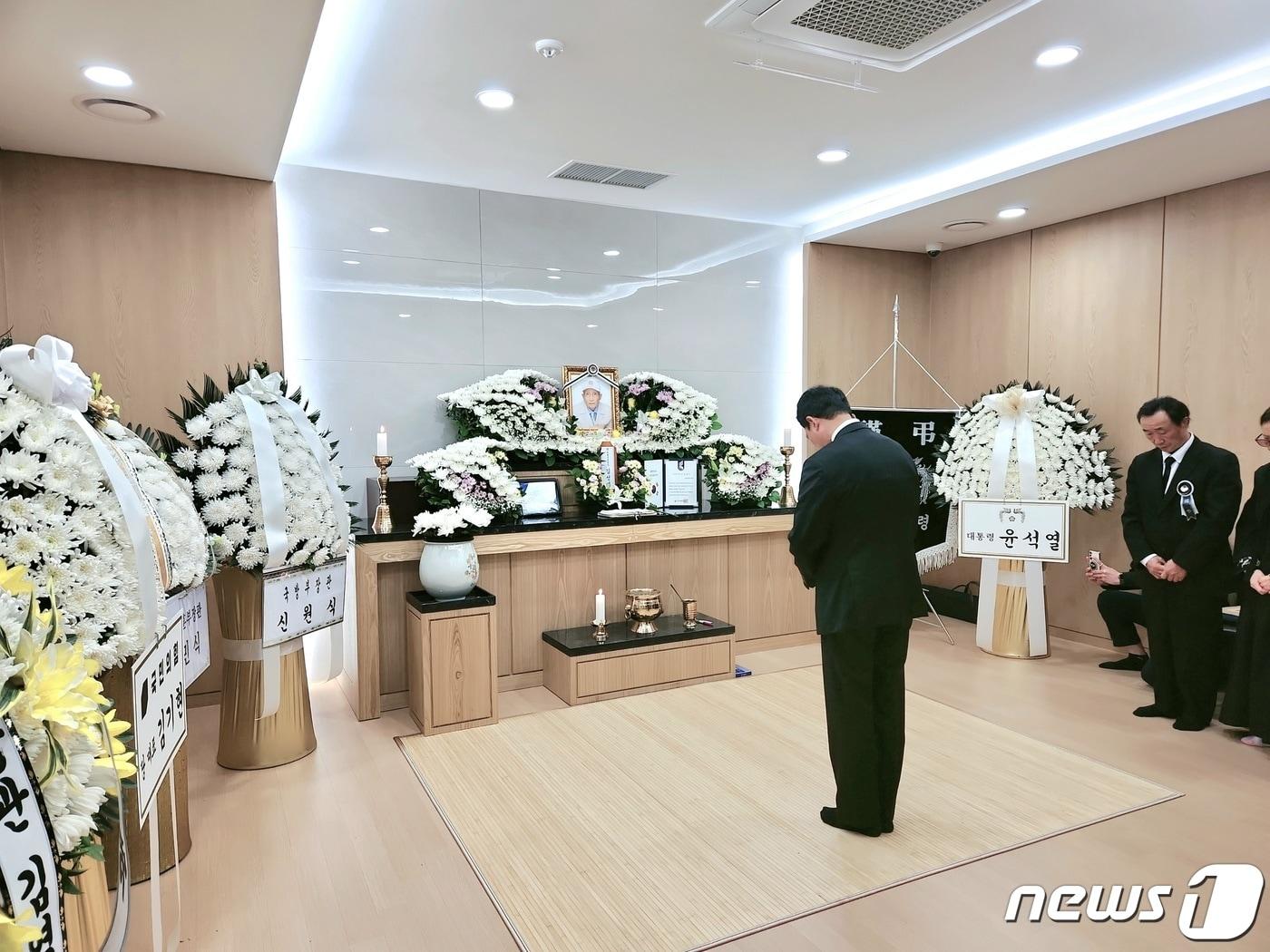 본문 이미지 - 박민식 국가보훈부 장관이 2일 오전 국군수도병원 장례식장에 마련된 귀환 국군포로(참전유공자) 고(故) 김성태 옹 빈소에서 조문하고 있다. (국가보훈부 제공) 2023.11.2/뉴스1