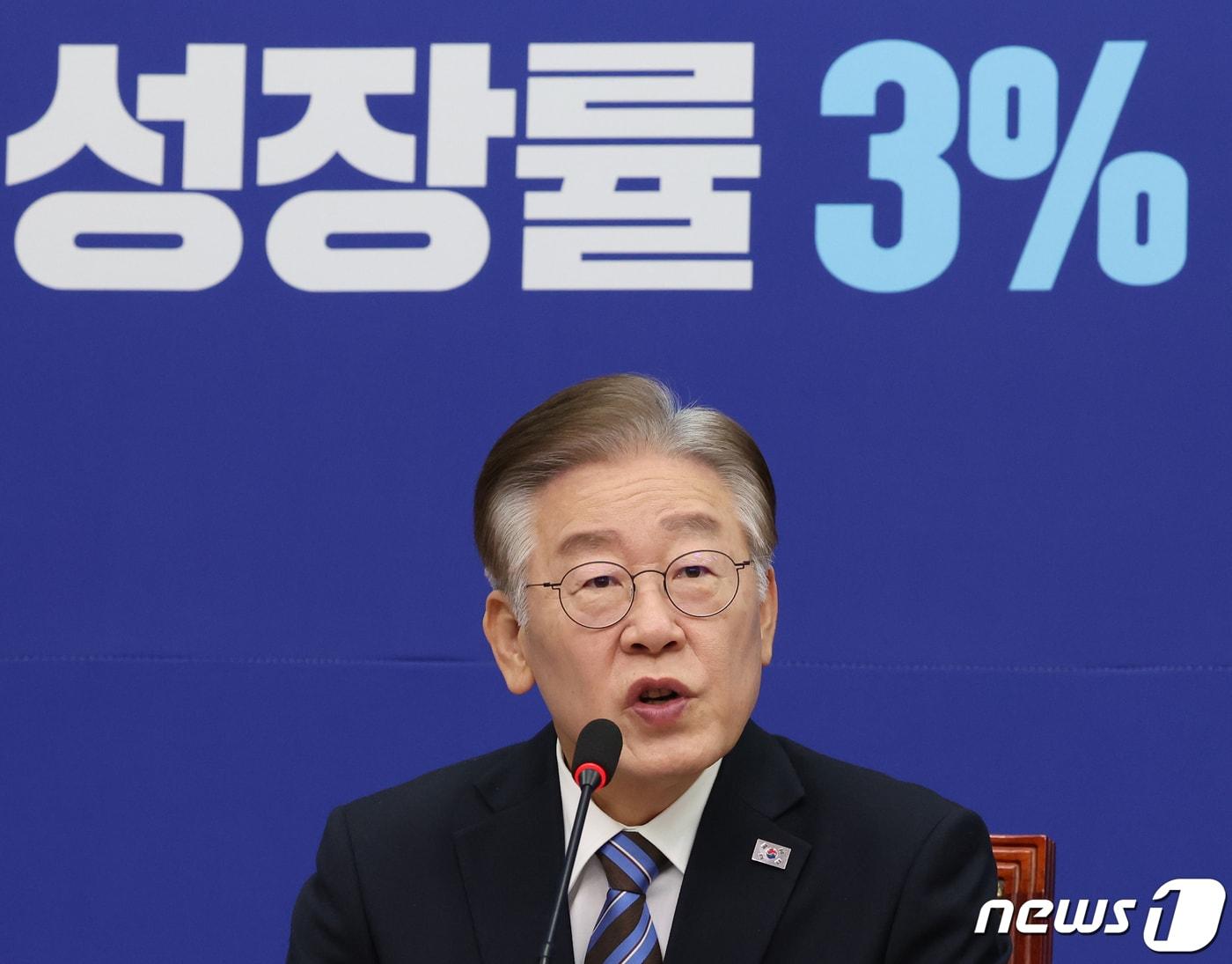 본문 이미지 - 이재명 더불어민주당 대표가 2일 서울 여의도 국회에서 민생경제 관련 기자회견을 하고 있다. 2023.11.2/뉴스1 ⓒ News1 송원영 기자