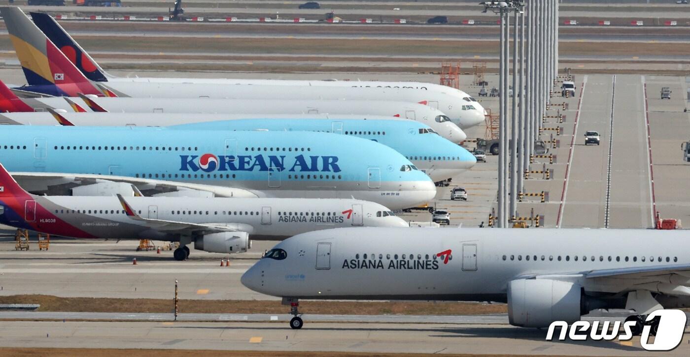 본문 이미지 - 아시아나항공의 화물사업 매각안이 가결된 2일 인천국제공항 전망대에서 바라본 계류장에 아시아나항공 항공기가 이동하고 있다. 2023.11.2/뉴스1 ⓒ News1 김성진 기자
