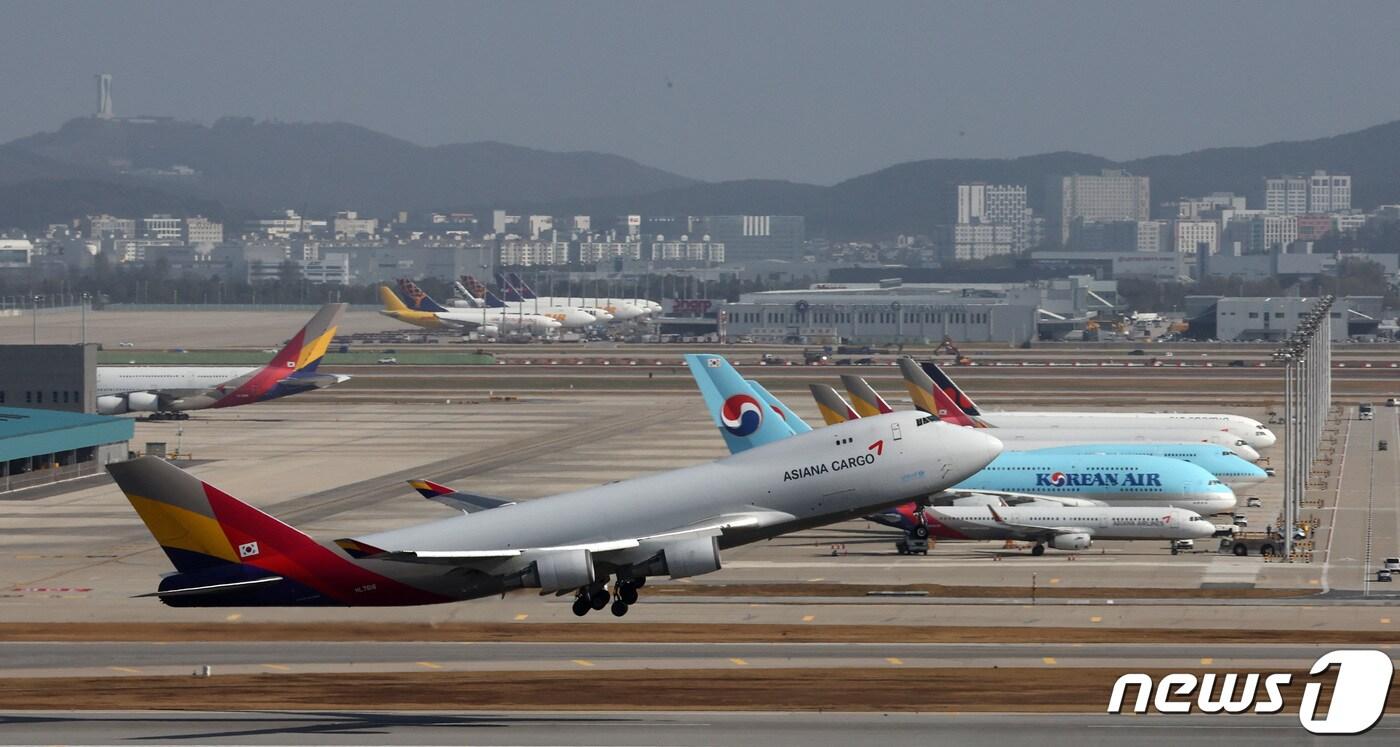본문 이미지 - 아시아나항공의 화물사업 매각안이 가결된 2일 인천국제공항 전망대에서 바라본 계류장에 아시아나항공 항공기가 이륙하고 있다. 2023.11.2/뉴스1 ⓒ News1 김성진 기자
