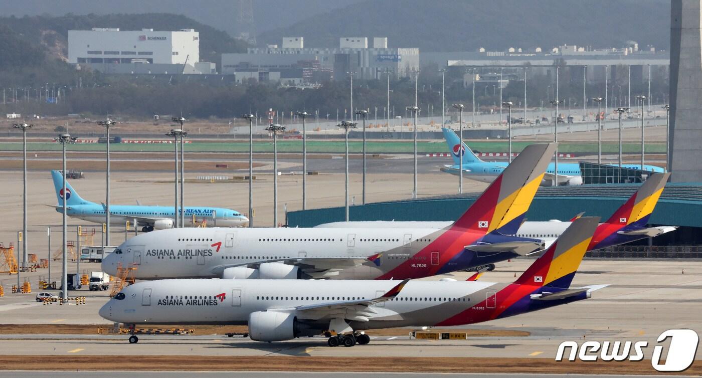 본문 이미지 - 아시아나항공의 화물사업 매각안이 가결된 2일 인천국제공항 전망대에서 바라본 계류장에 아시아나항공 항공기가 이동하고 있다. 아시아나항공은 이날 이사회에서 유럽연합 집행위원회(EC)에 제출할 대한항공의 시정조치안에 대해 동의하는 안건을 표결 끝에 가결했다. 이 시정조치안에는 독과점 우려를 해소하기 위해 아시아나 화물사업을 분리 매각하는 방안이 포함돼 있다. 2023.11.2/뉴스1 ⓒ News1 김성진 기자