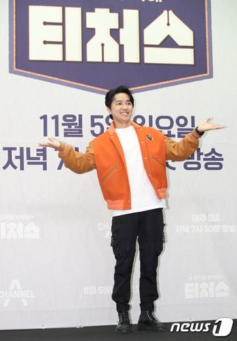 본문 이미지 - 스타강사 조정식이 2일 오전 서울 마포구 상암동 스탠포드 호텔에서 열린 채널A 새 예능 프로그램 '성적을 부탁해 : 티처스' 제작발표회에서 포즈를 취하고 있다. 2023.11.2 ⓒ 뉴스1 권현진 기자