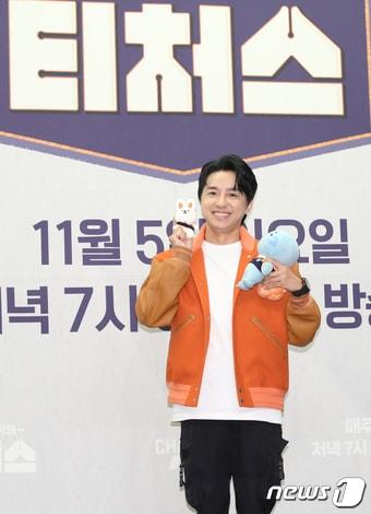 본문 이미지 - 스타강사 조정식이 2일 오전 서울 마포구 상암동 스탠포드 호텔에서 열린 채널A 새 예능 프로그램 '성적을 부탁해 : 티처스' 제작발표회에서 포즈를 취하고 있다. 2023.11.2 ⓒ 뉴스1 권현진 기자