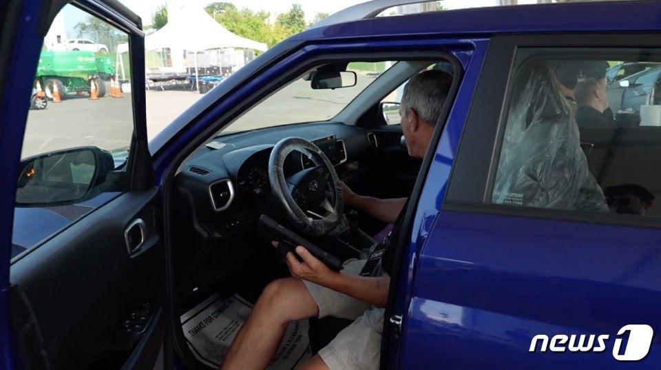 본문 이미지 - 현대자동차가 시카고에서도 차량 도난 방지 소프트웨어 무료 업그레이드 클리닉을 개최한다. 이달 3일부터 5일까지 주말 동안 화이트식스 구장에서 열린다.&#40;현대자동차 미국 판매법인 제공&#41;.