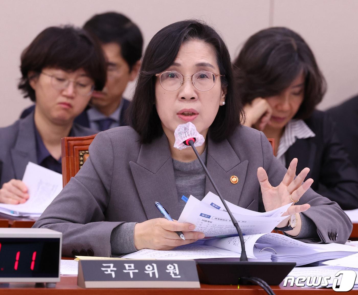 본문 이미지 - 김현숙 여성가족부 장관이 2일 서울 여의도 국회에서 열린 여성가족위원회의 여성가족부에 대한 국정감사에서 의원들의 질의에 답변하고 있다. 2023.11.2/뉴스1 ⓒ News1 송원영 기자
