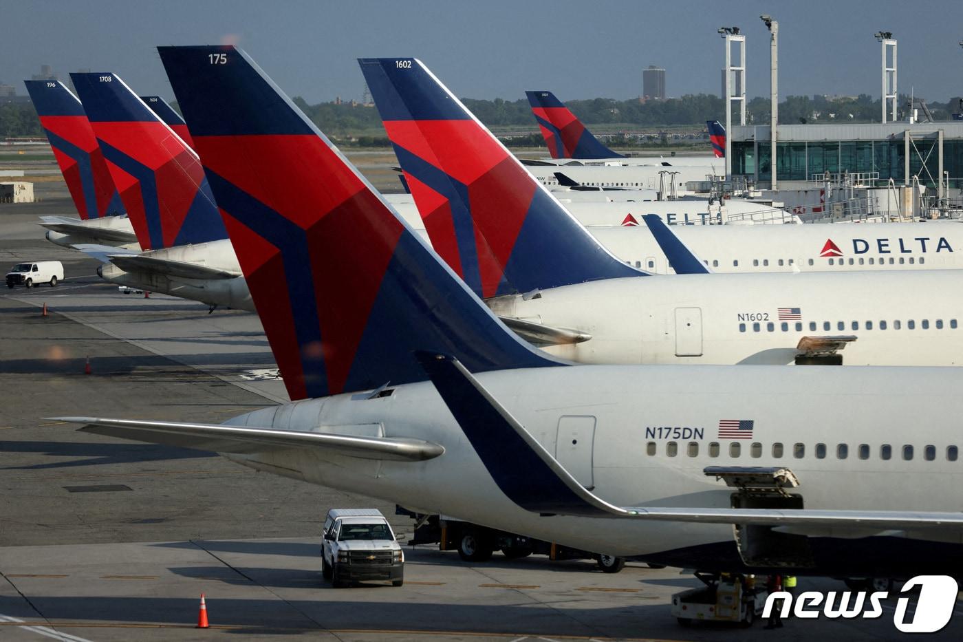 2022년 7월2일 미국 뉴욕의 존 F. 케네디(JFK) 국제공항에 델타항공의 여객기들이 늘어서있다. 2022.07.02 ⓒ 로이터=뉴스1 ⓒ News1 정지윤 기자