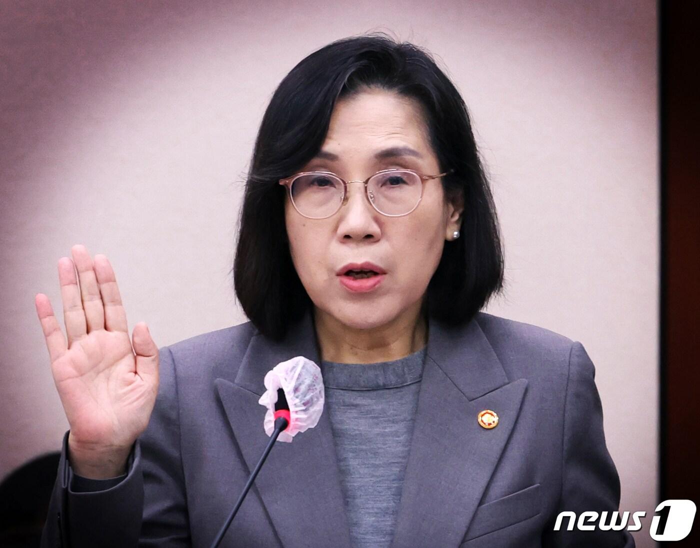 본문 이미지 - 김현숙 여성가족부 장관이 2일 서울 여의도 국회에서 열린 여성가족위원회의 여성가족부에 대한 국정감사에서 선서를 하고 있다. 2023.11.2/뉴스1 ⓒ News1 송원영 기자